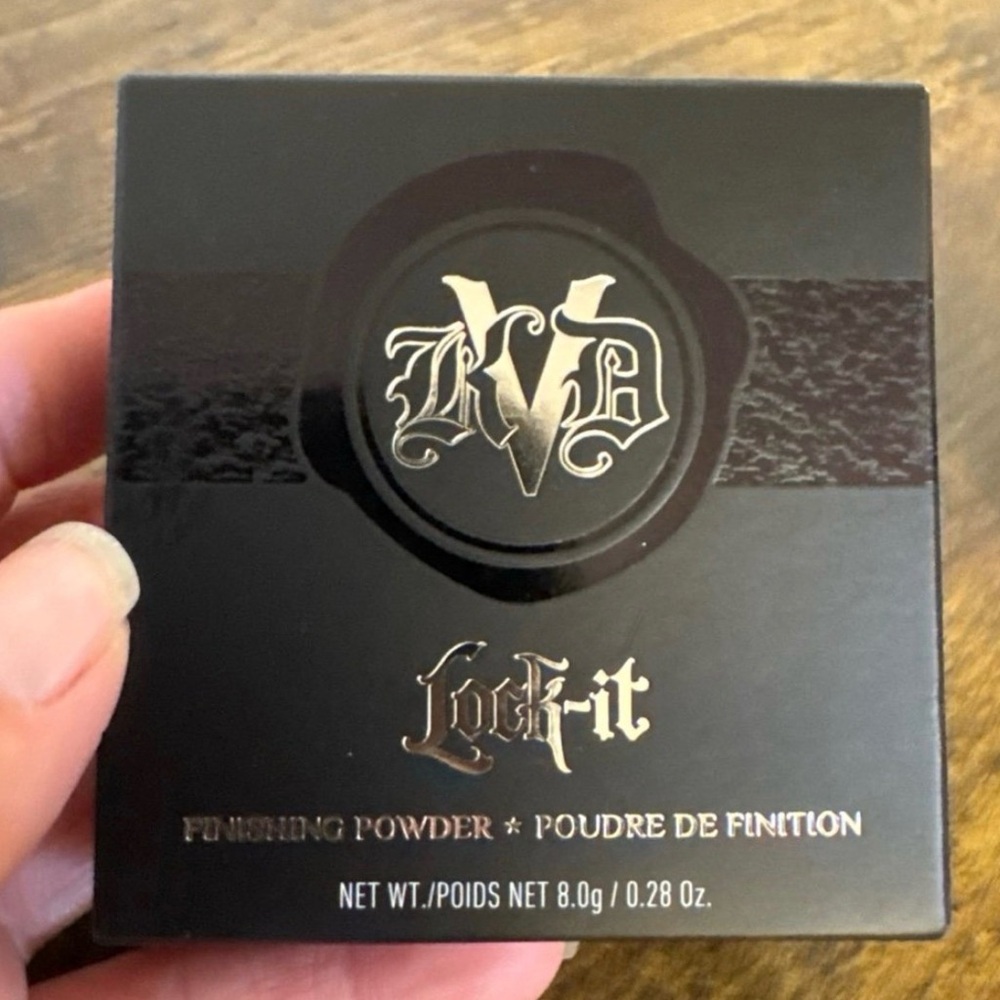 Kat Von D Lock-It Finishing Powder - Black and Silver Packaging
LIGHT COLOR